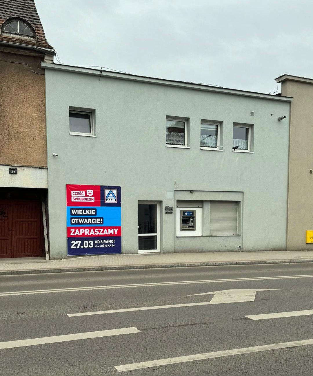 Baner reklamowy na głównym skrzyżowaniu ul. Kolejowej w centrum Świebodzina