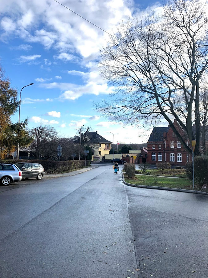 Baner reklamowy przy wyjeździe z osiedla Widok, ul. Zachodnia w Świebodzinie