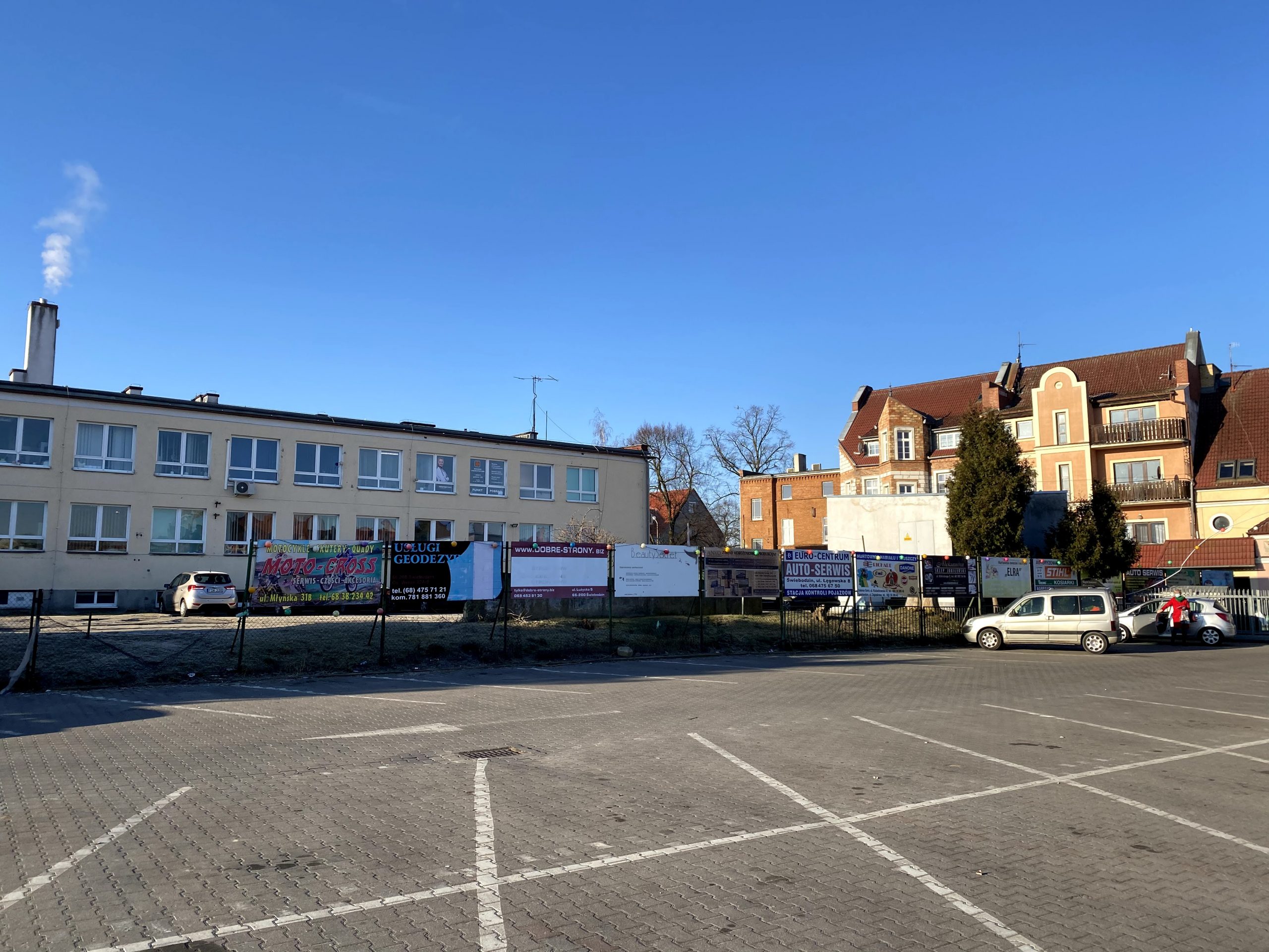 Baner reklamowy na targowisku miejskim przy ul. Łużyckiej w Świebodzinie