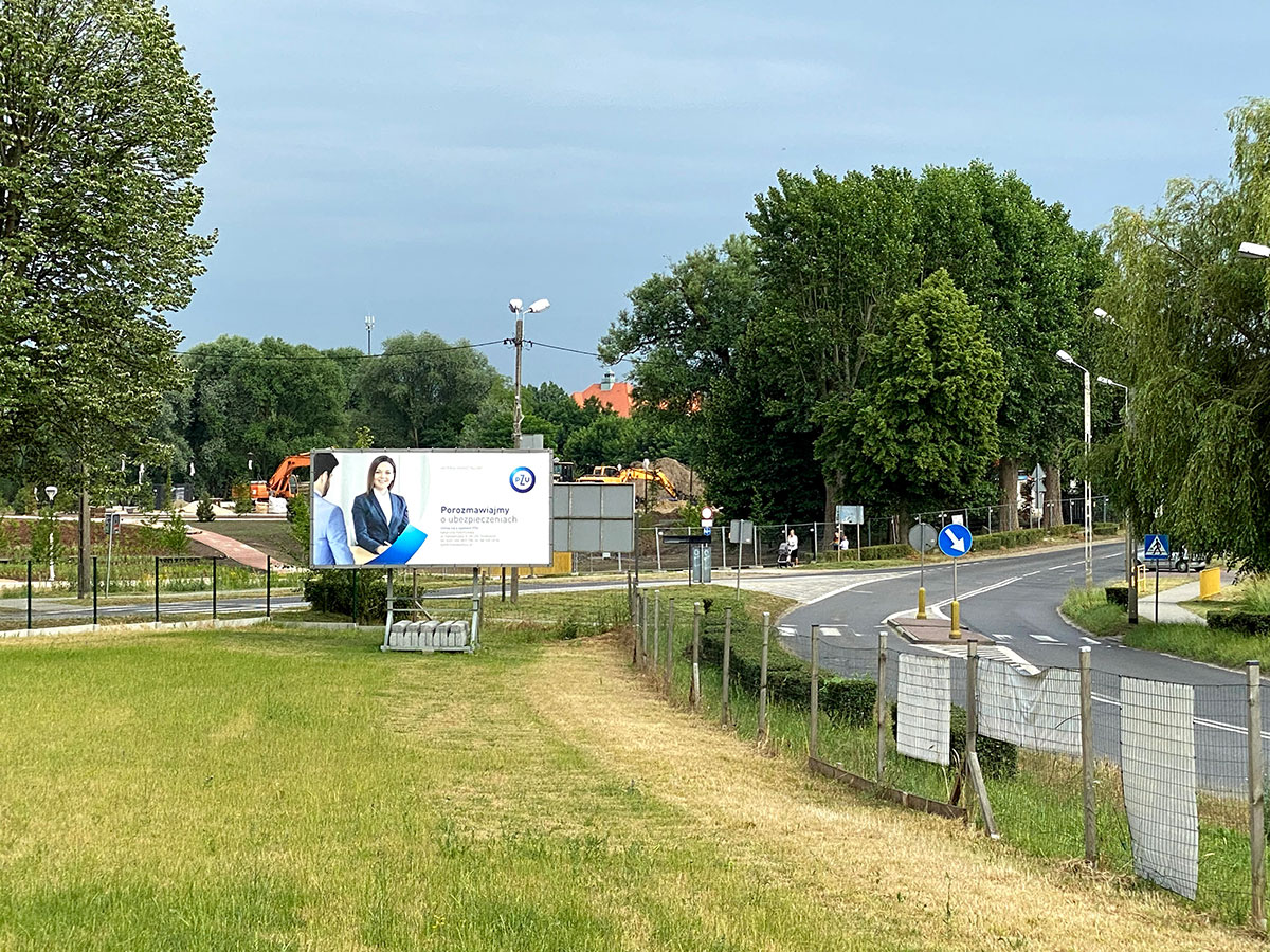 Banery reklamowe na ogrodzeniu przy ul. Łukowej w Świebodzinie